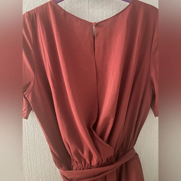 💖NEW💖Chic Maroon Women's Romper with Tie-Waist, Size Large - Picture 4 of 4